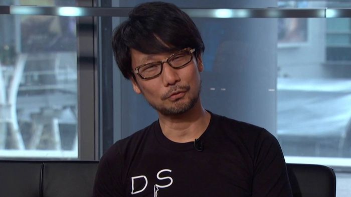 Hideo Kojima con indosso la t-shirt di Death Stranding